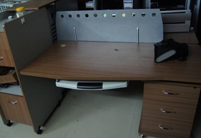 九成新闊爾登辦公桌轉(zhuǎn)讓 品質(zhì)辦公，價(jià)格可議